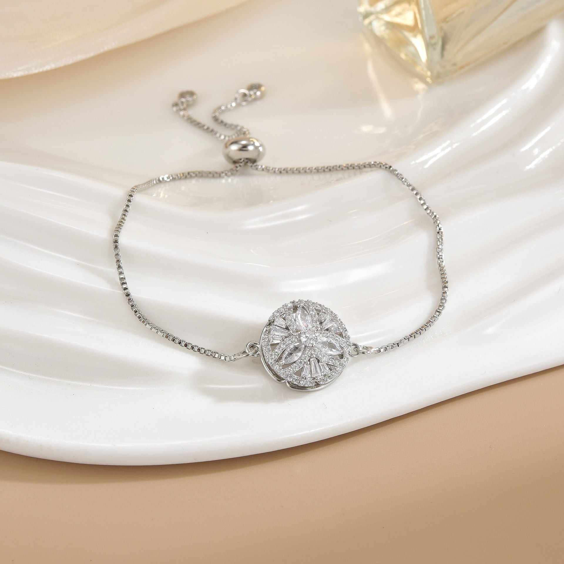 Simple Rotatable Flower Color-preserving Pure Copper Gold-plated Bracelet - Norellé