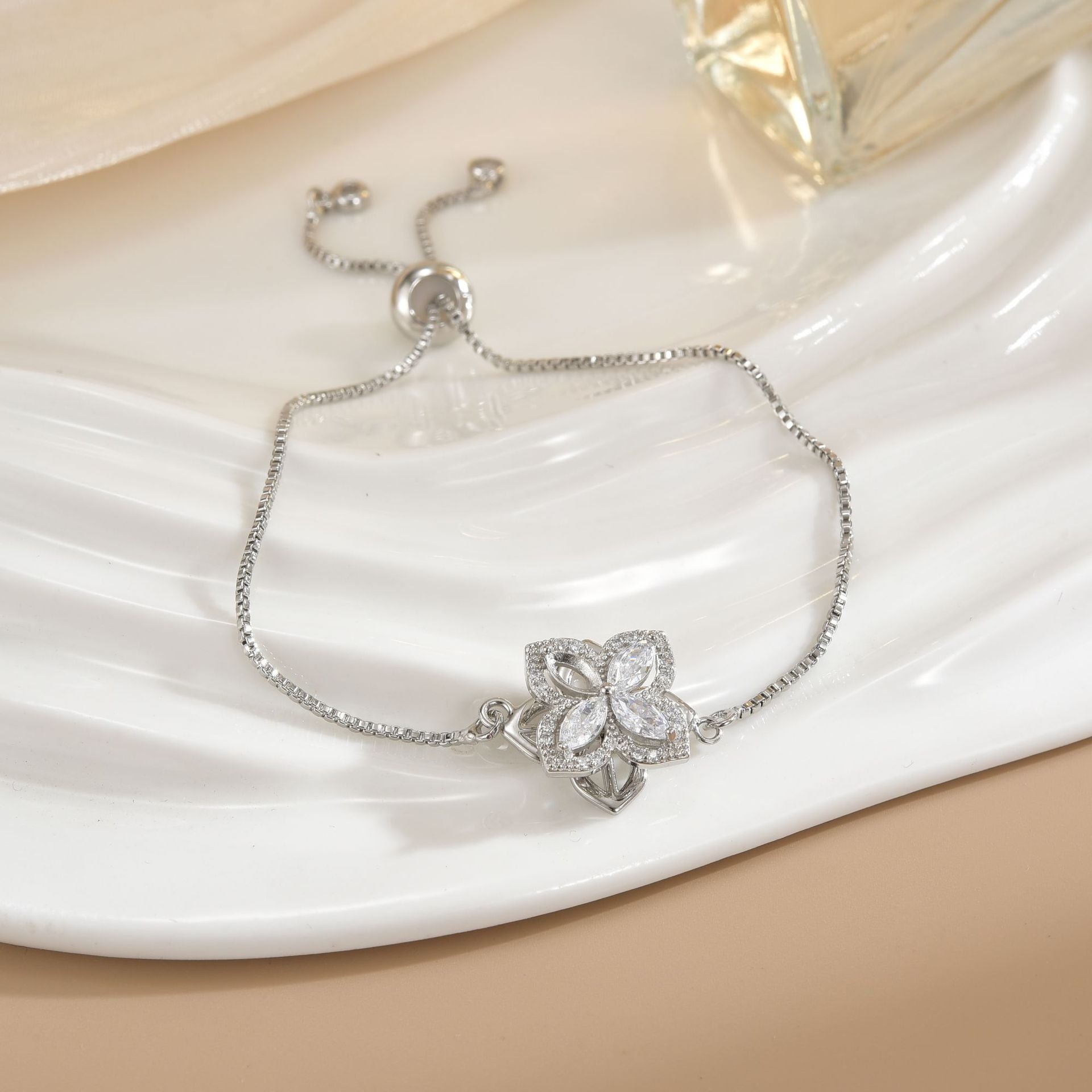 Simple Rotatable Flower Color-preserving Pure Copper Gold-plated Bracelet - Norellé