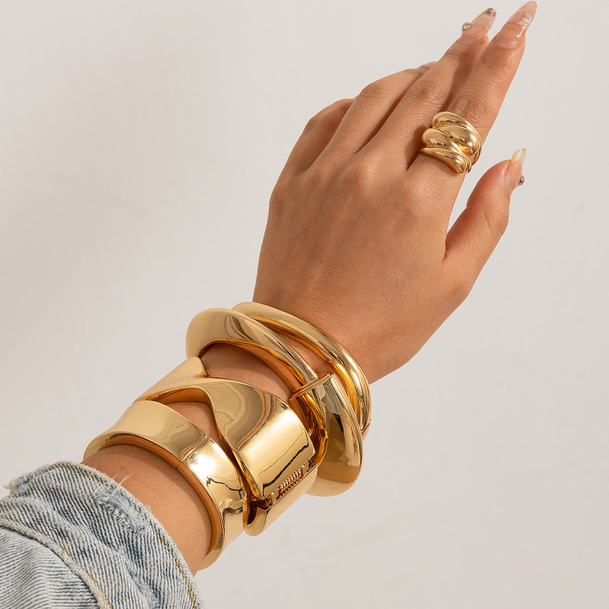 Exaggerated Glossy Square Notched Irregular Bracelet - Norellé