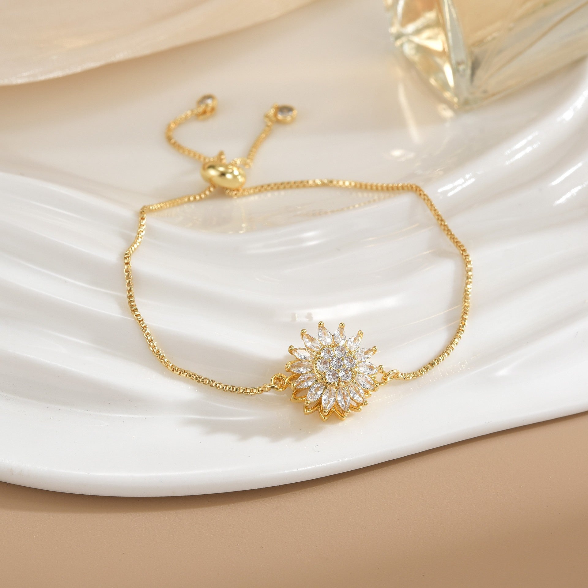 Simple Rotatable Flower Color-preserving Pure Copper Gold-plated Bracelet - Norellé
