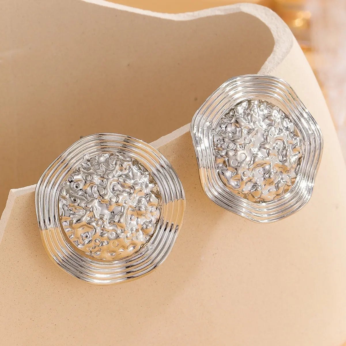 Light Luxury Trend Golden Retro Easy Matching Eardrops Earrings - Norellé