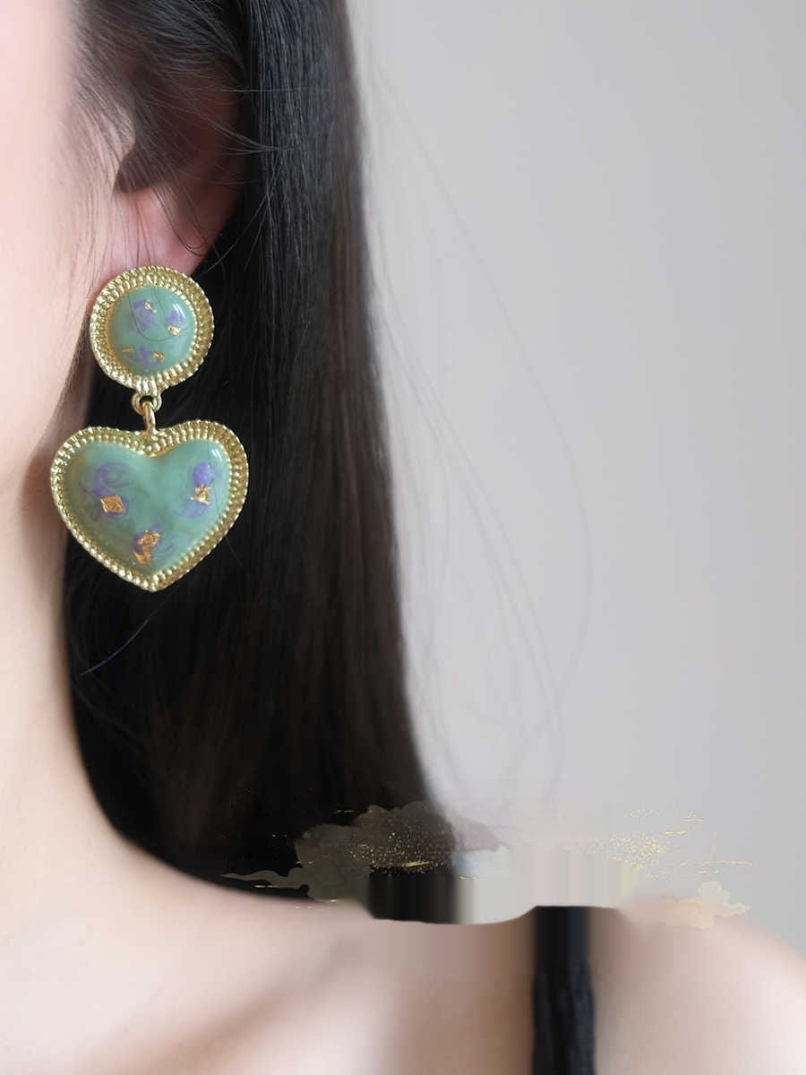 Romantic Exquisite French Retro Green Heart Stud Earrings - Norellé