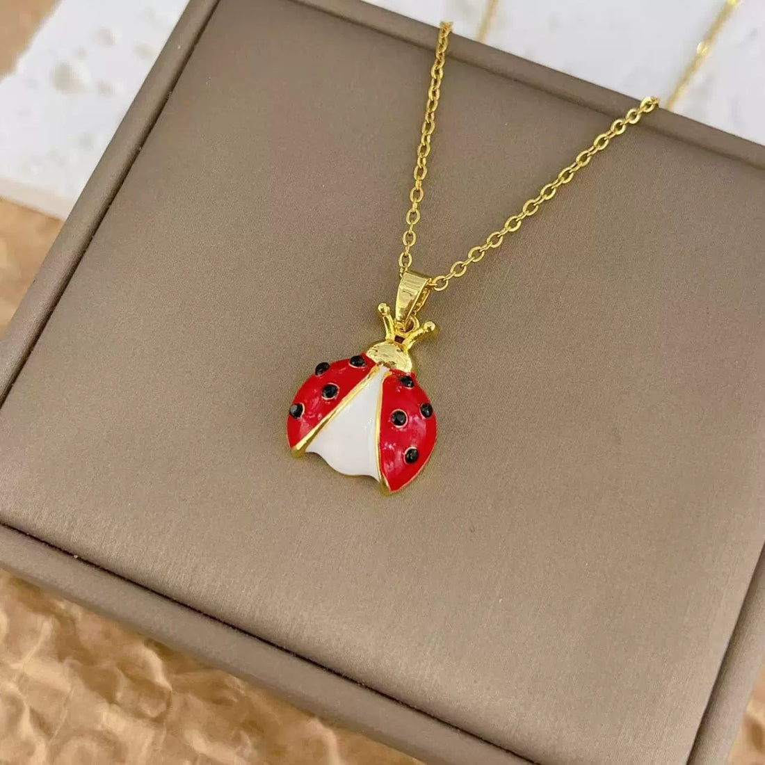 Women's Creative Cartoon Beetle Necklace Ladybug Pendant Jewelry Niche Temperament Versatile Clavicle Chain - Norellé