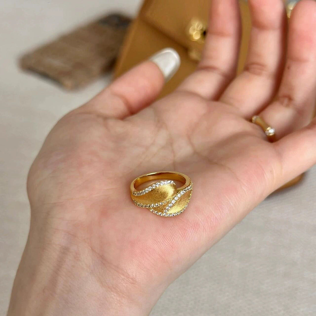 Antique Brushed Leaves Spot Drill Flashing Ring - Norellé