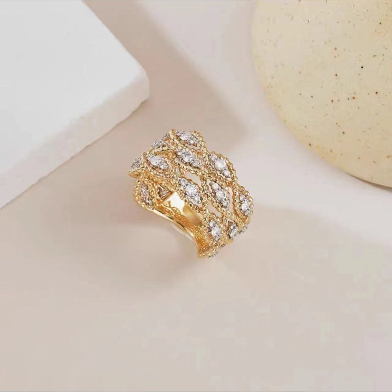 Carved Gold Vintage Court Style Hollow Pattern Ring - Norellé