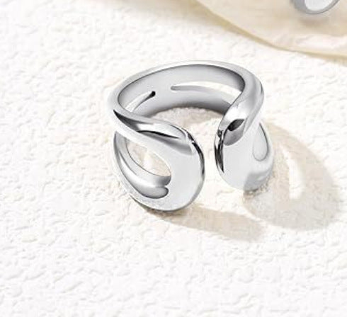 Women's Adjustable Alloy Geometric Hollow Ring - Norellé
