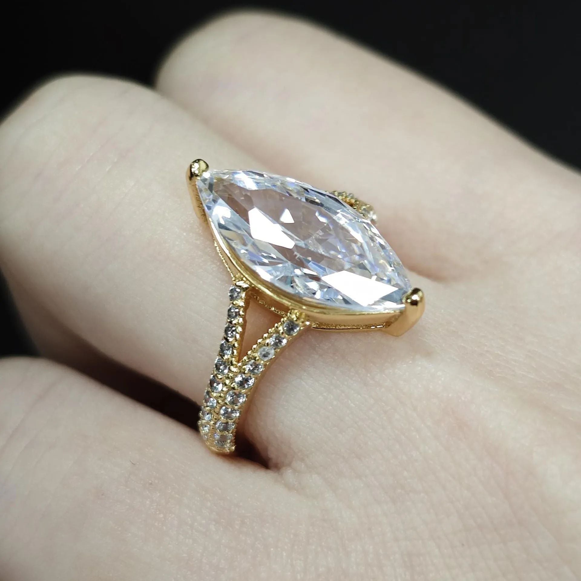 Diamond-studded Ring Women's Design Water Drop Pear Shape - Norellé