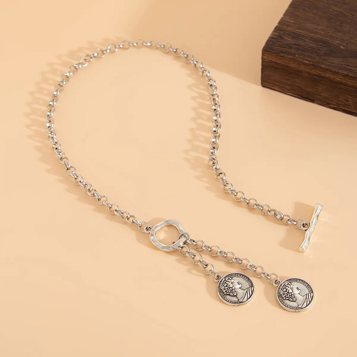 Vintage Ins Portrait Pendant Necklace Suit