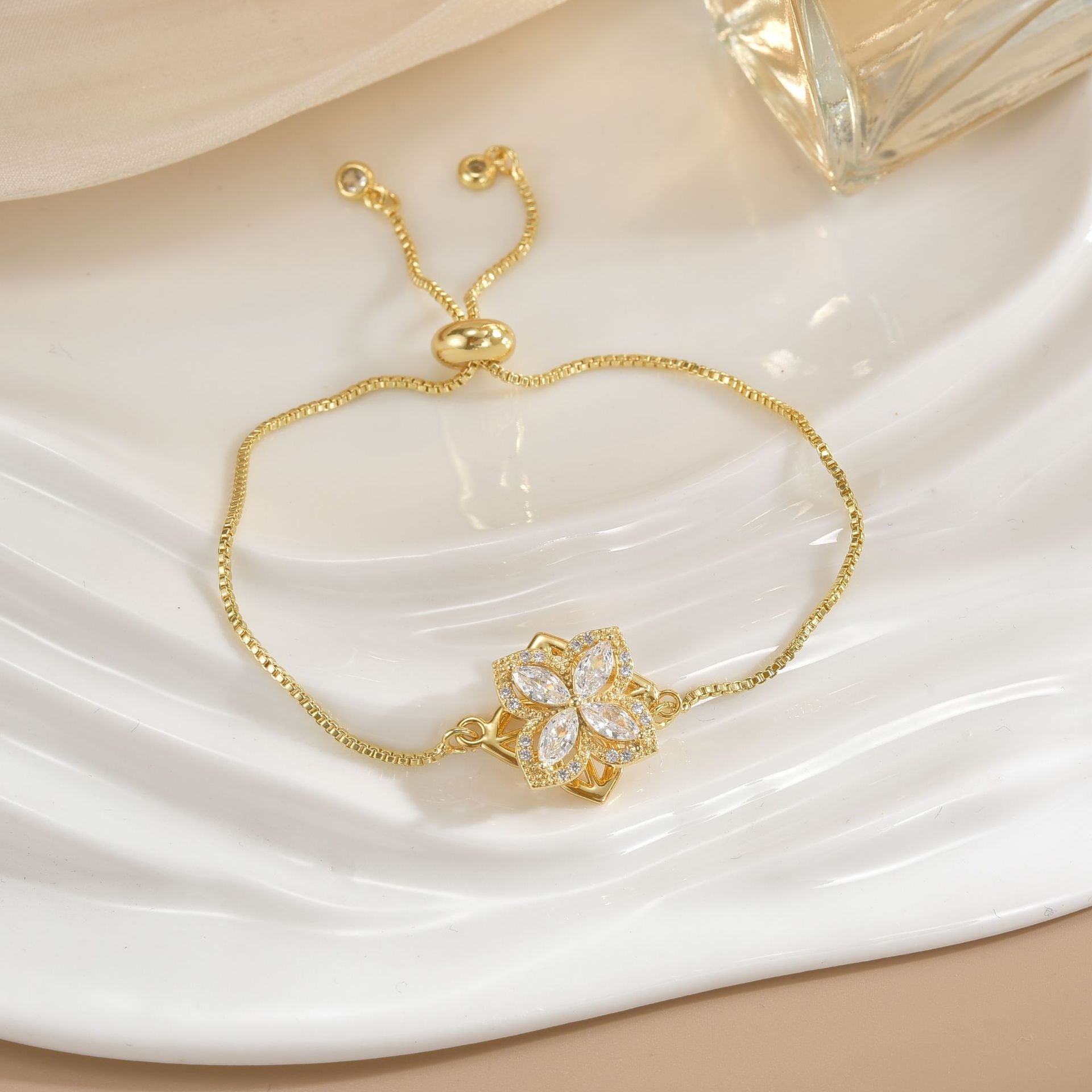 Simple Rotatable Flower Color-preserving Pure Copper Gold-plated Bracelet - Norellé