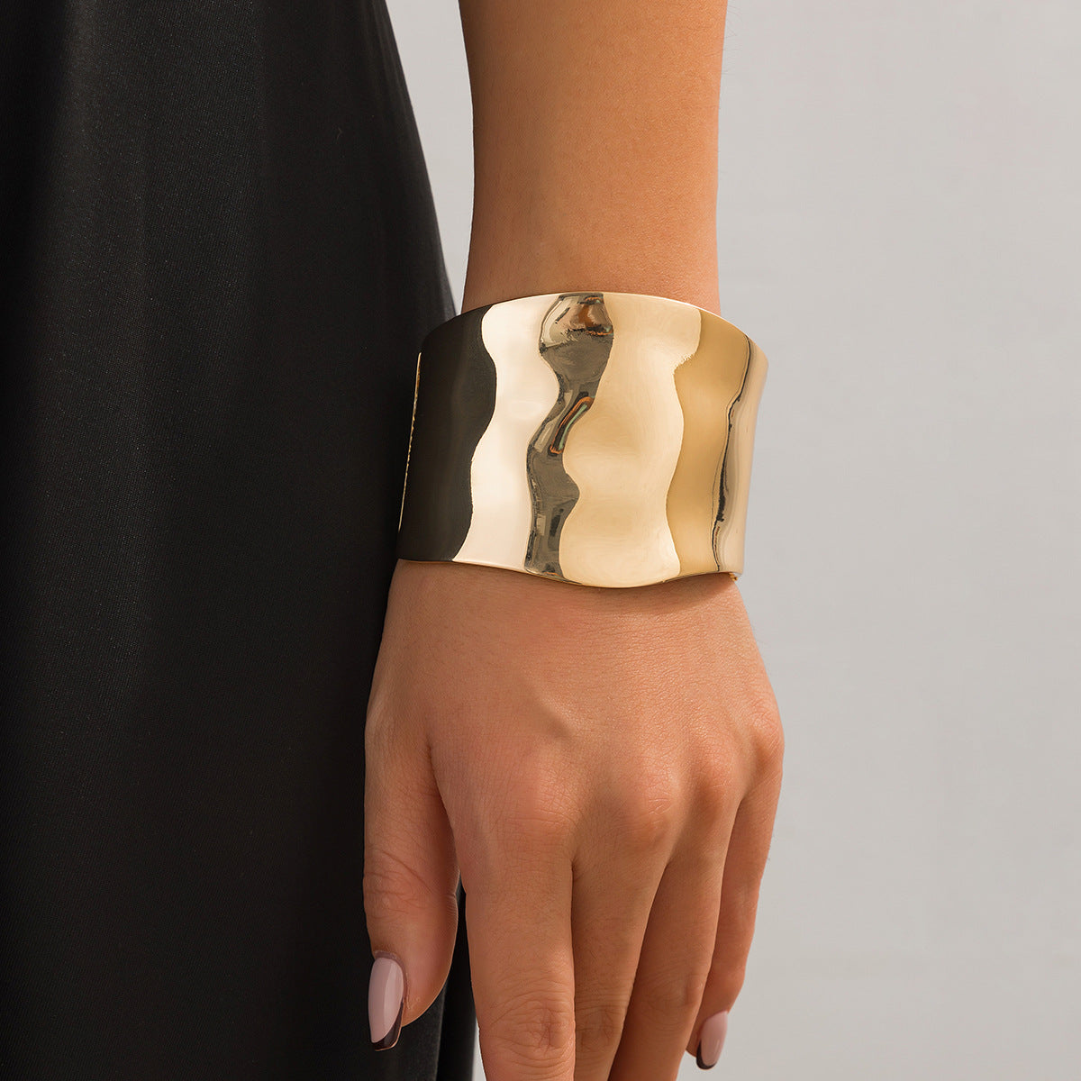Irregular Metal Wide Curved Glossy Spring Bracelet - Norellé