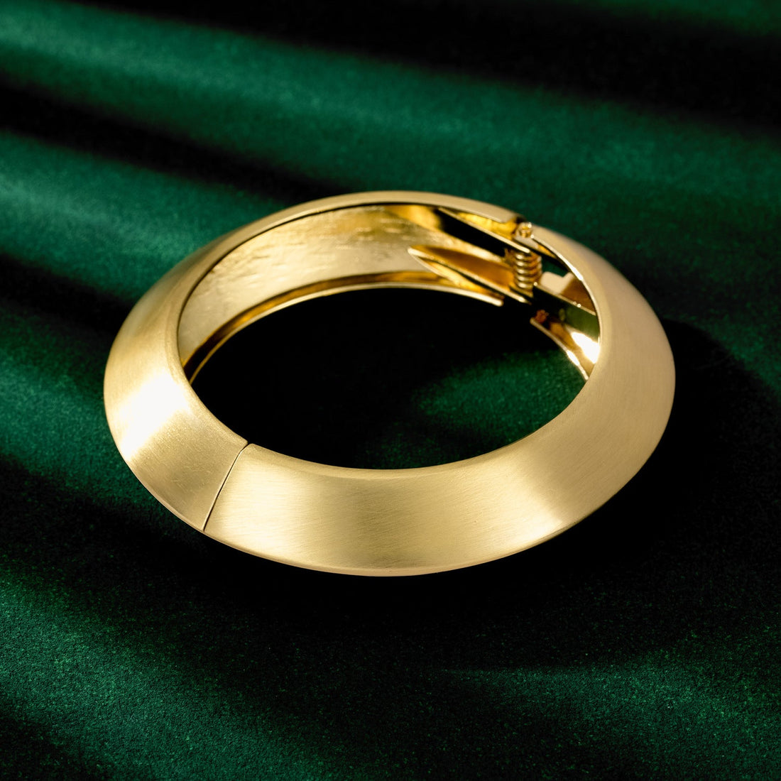 Retro Brushed Golden Simple Bracelet For Women - Norellé