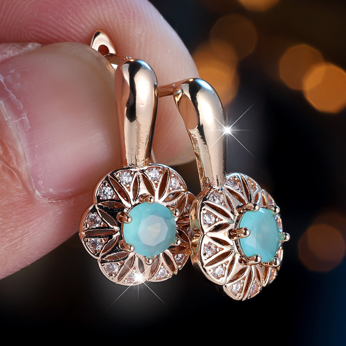 Round BW1 Diamond Edge White Diamond Hollow Flower Ear Clips - Norellé