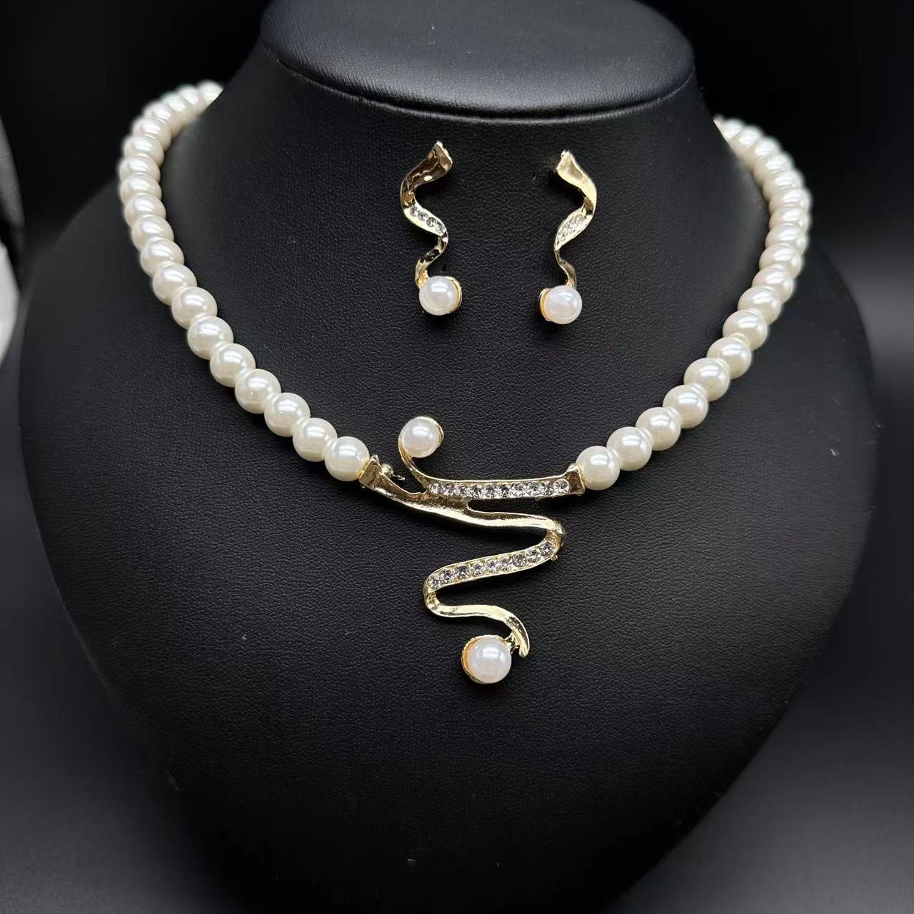 Fashion Personality Deep V Clavicle Pearl Pendant Suit - Norellé