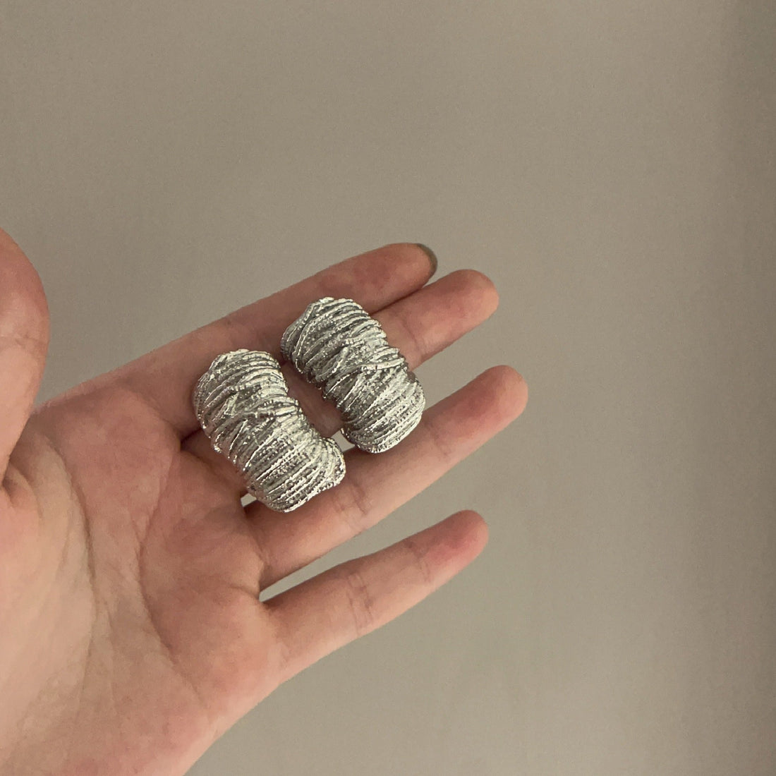Cold Texture Line C- Shaped Earrings - Norellé
