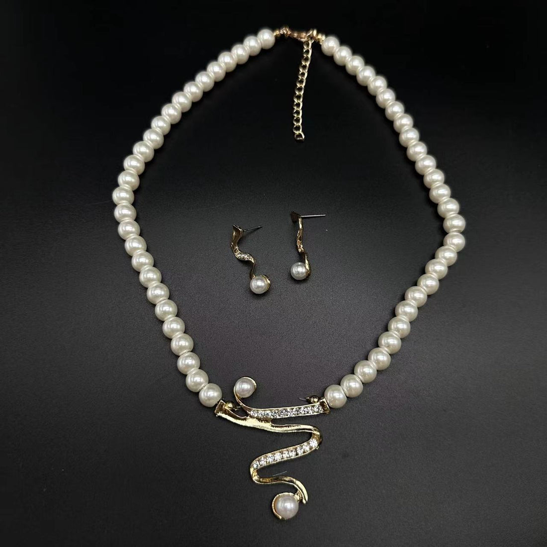 Fashion Personality Deep V Clavicle Pearl Pendant Suit - Norellé