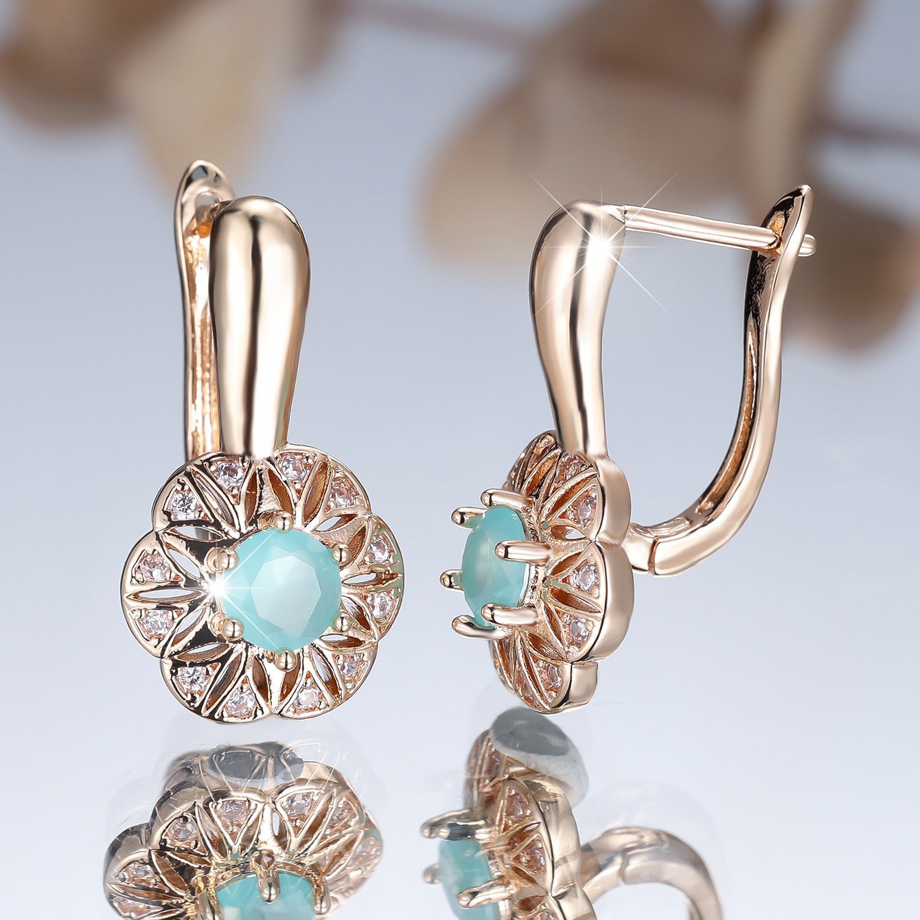 Round BW1 Diamond Edge White Diamond Hollow Flower Ear Clips - Norellé