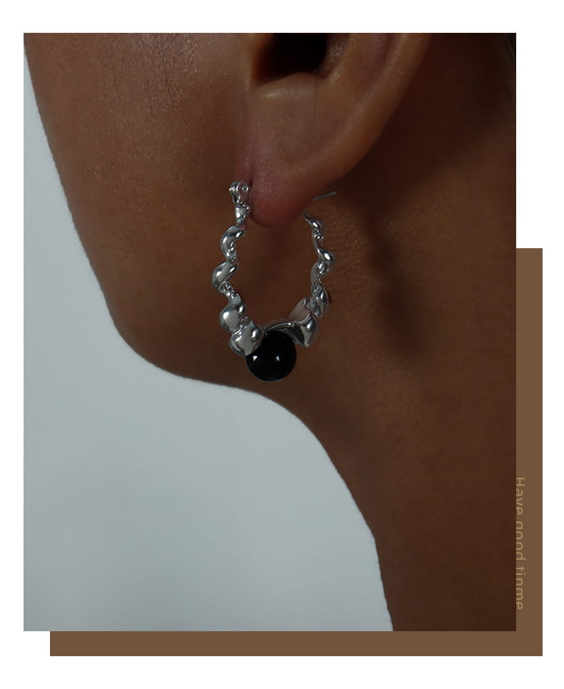 Women’s Fashion Geometry Pattern Metal Hollow Thread Earrings