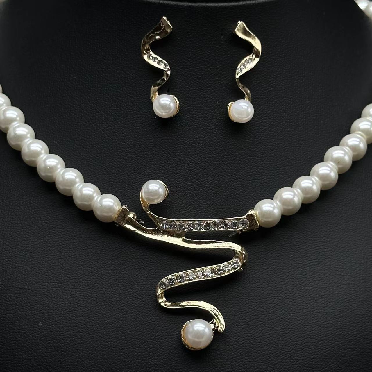 Fashion Personality Deep V Clavicle Pearl Pendant Suit - Norellé