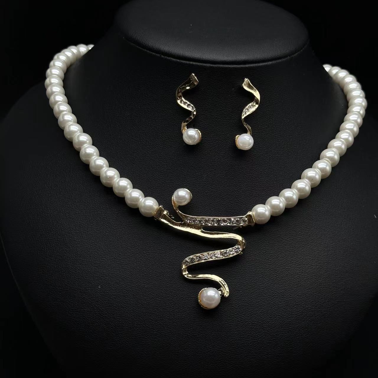 Fashion Personality Deep V Clavicle Pearl Pendant Suit - Norellé