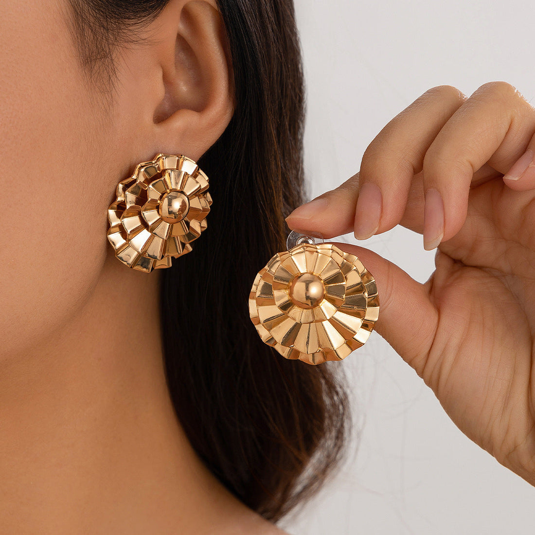 Ornament Exaggerated Corrugated Hemp Surface Round Studs - Norellé