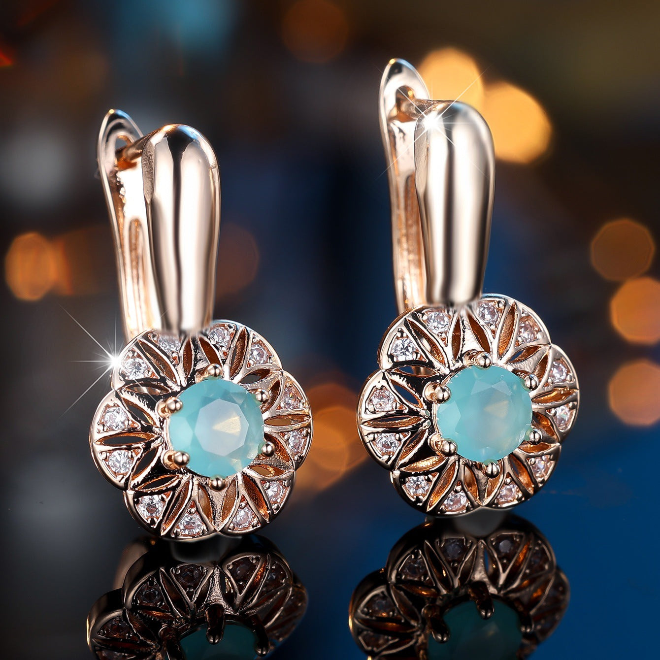 Round BW1 Diamond Edge White Diamond Hollow Flower Ear Clips - Norellé