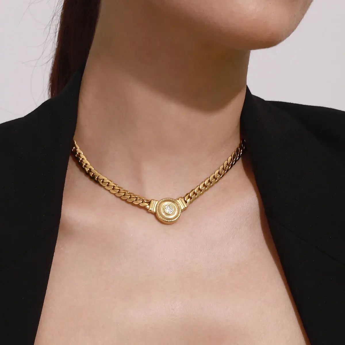 Retro Ribbed Round Pendant Necklace