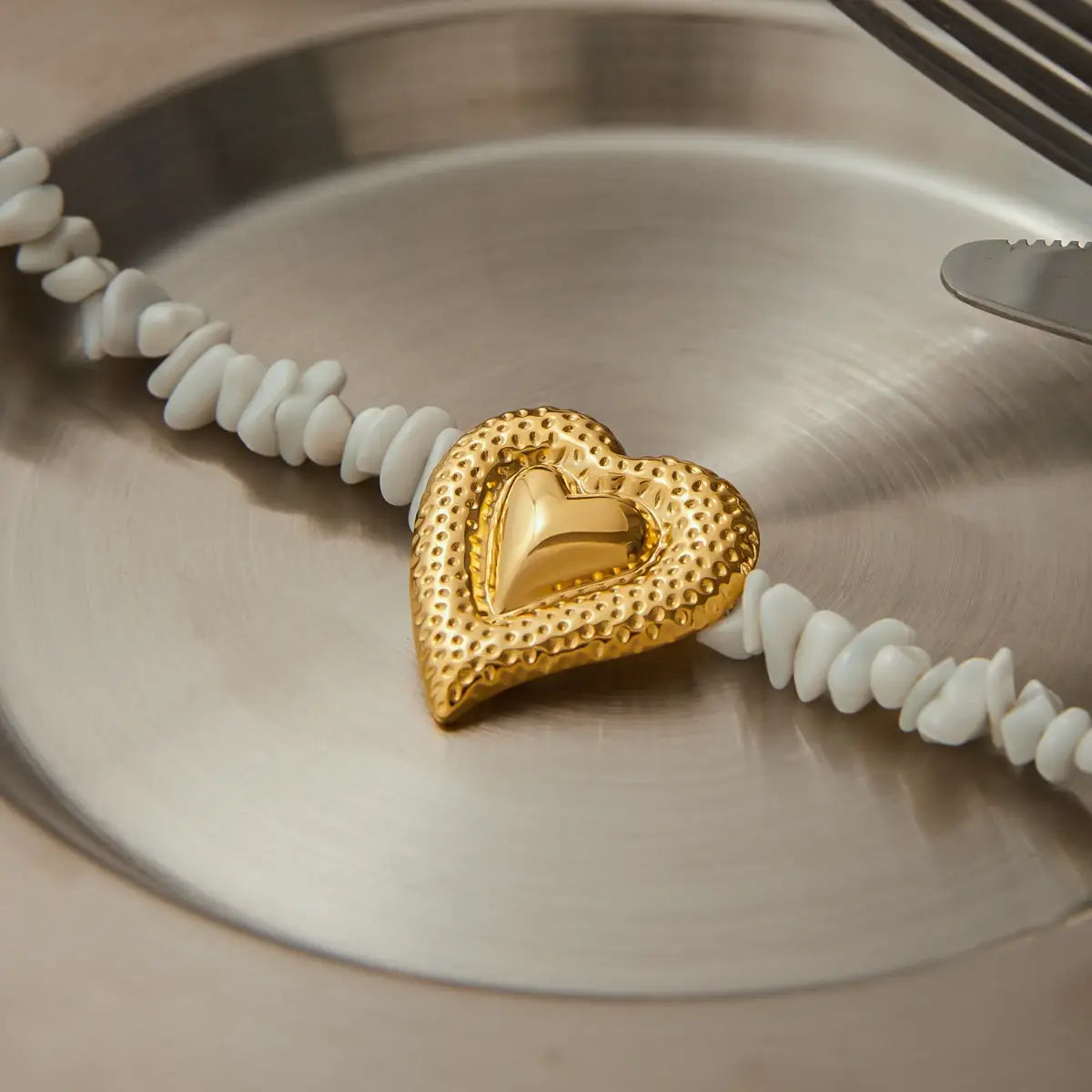 White Crushed Stone Hammer Pattern Heart Shaped Pendant Necklace Stainless Steel