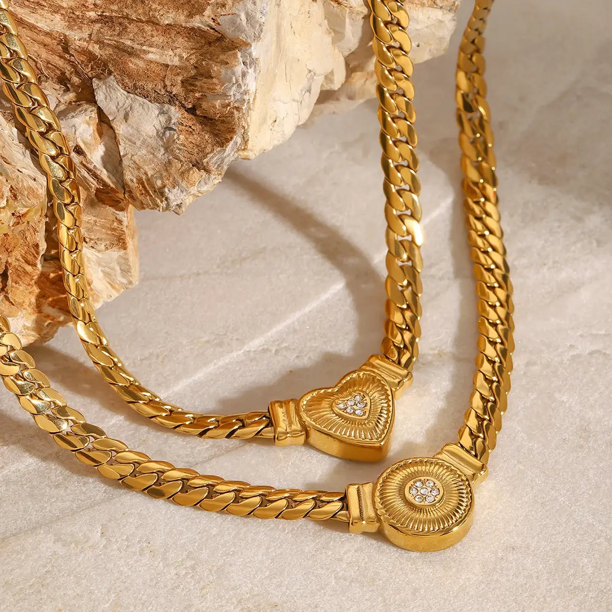 Retro Ribbed Round Pendant Necklace