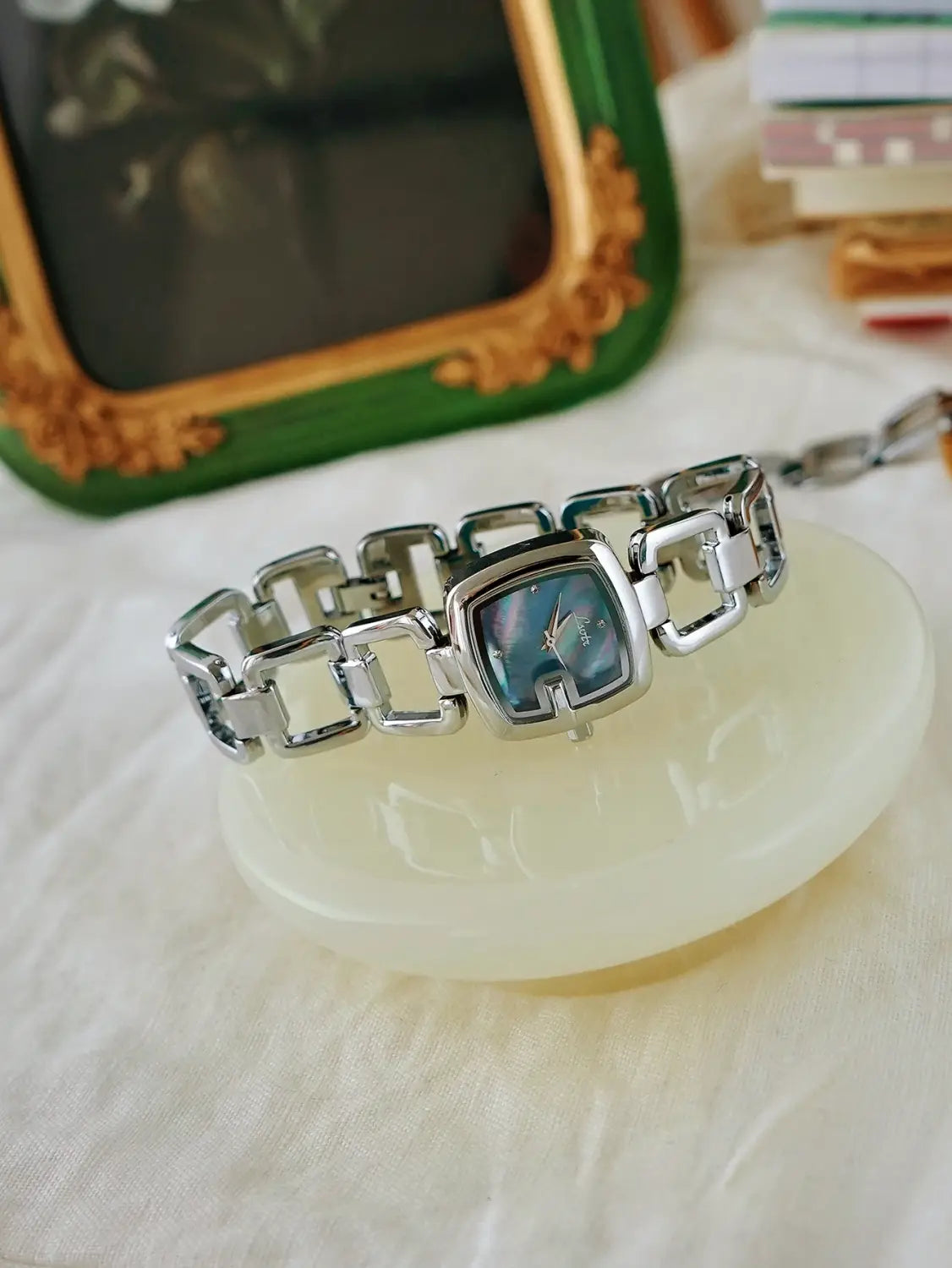 Women’s Elegant High-End Luxury Quartz Watch Stainless Steel Band Rhinestone & Mother Of Pearl Dial