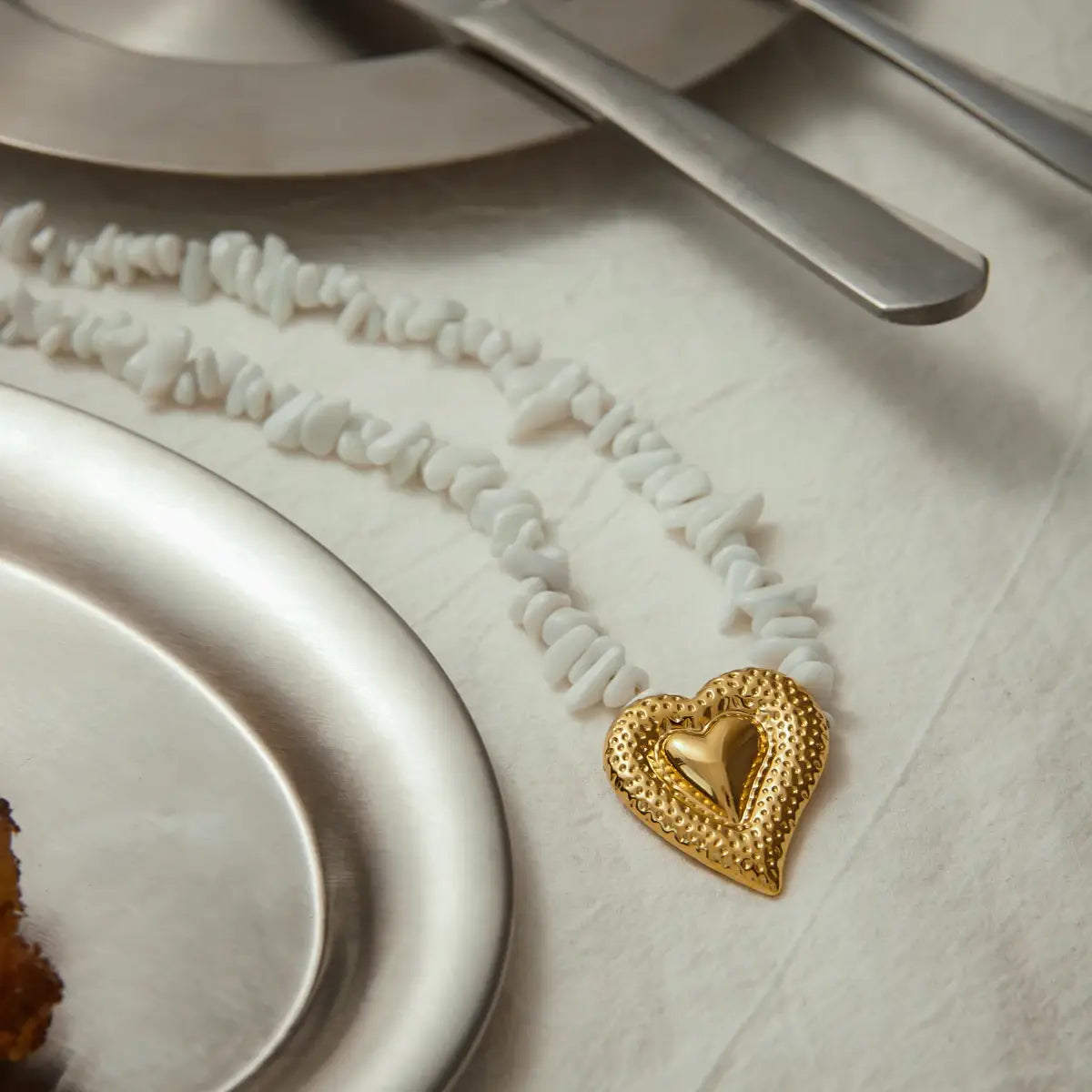 White Crushed Stone Hammer Pattern Heart Shaped Pendant Necklace Stainless Steel