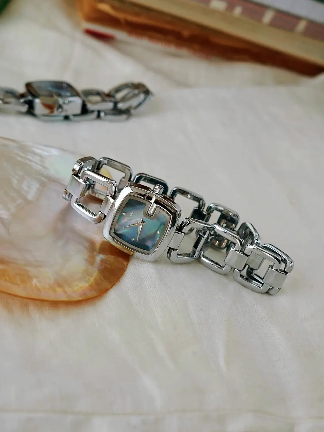 Women’s Elegant High-End Luxury Quartz Watch Stainless Steel Band Rhinestone & Mother Of Pearl Dial