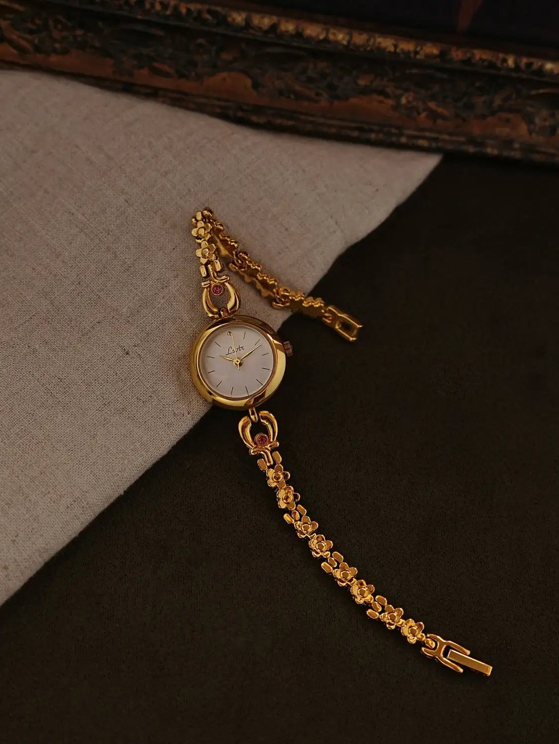 French Retro Gold Small Dial Flower-Shaped Bracelet Women’s Watch