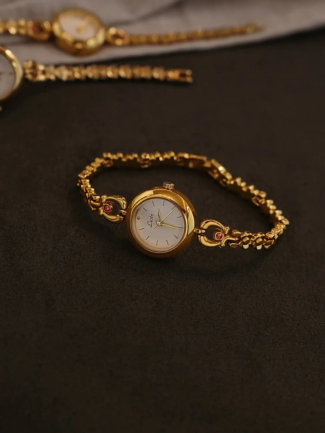 French Retro Gold Small Dial Flower-Shaped Bracelet Women’s Watch