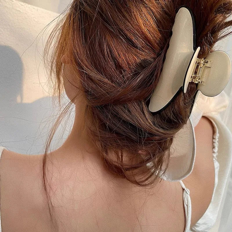 Geometrischer Krallenclip für Damen 