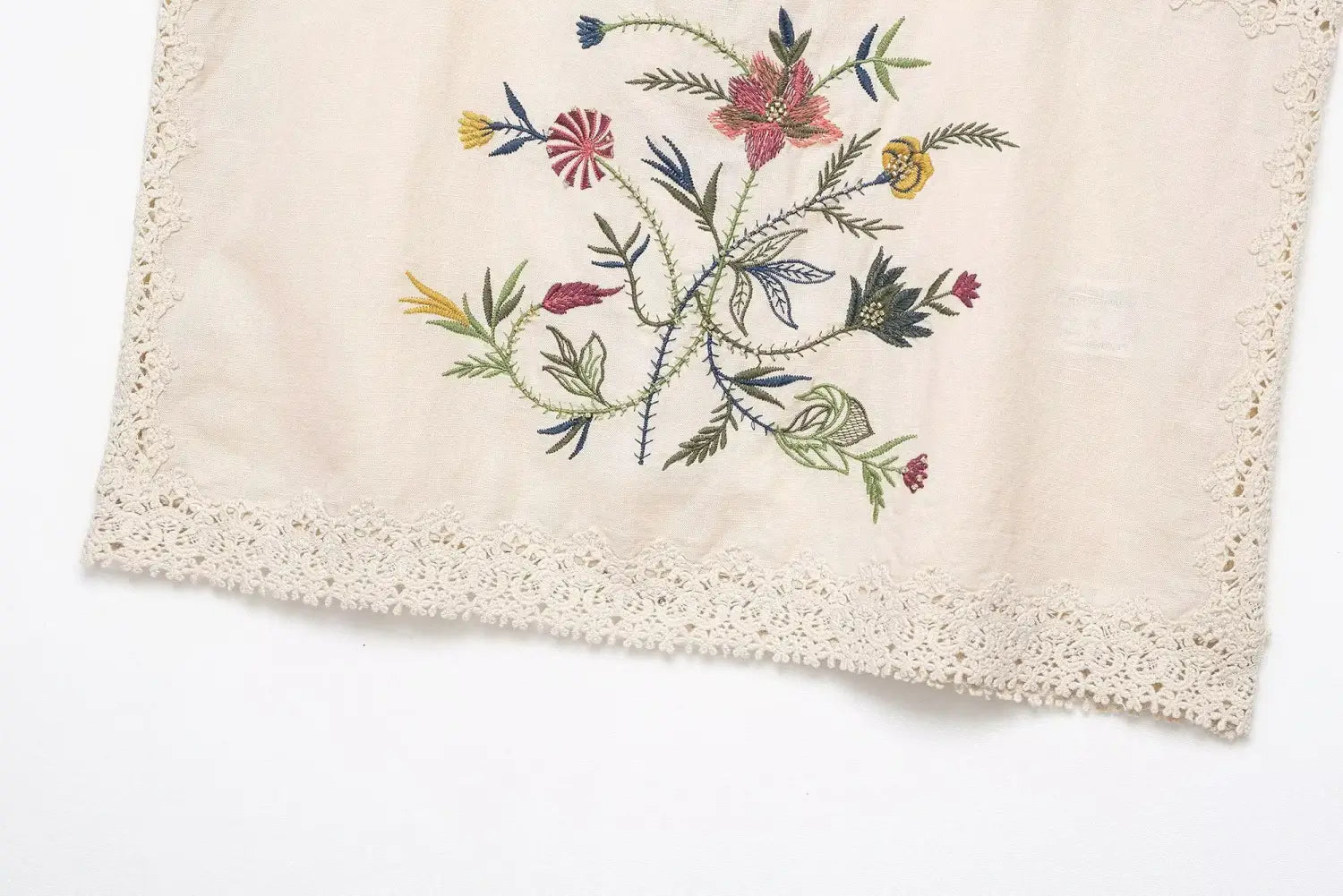 Women’s Casual Retro Flower Embroidered Lace Camisole Top with Versatile Mid-waist Shorts