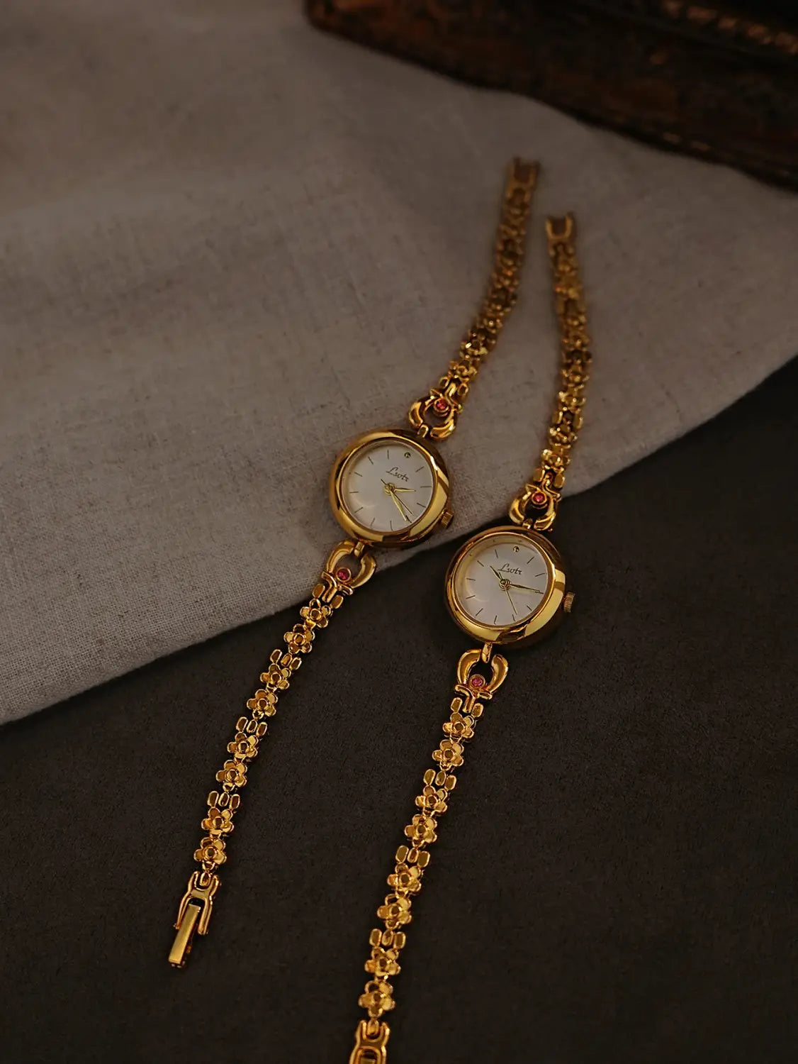 French Retro Gold Small Dial Flower-Shaped Bracelet Women’s Watch