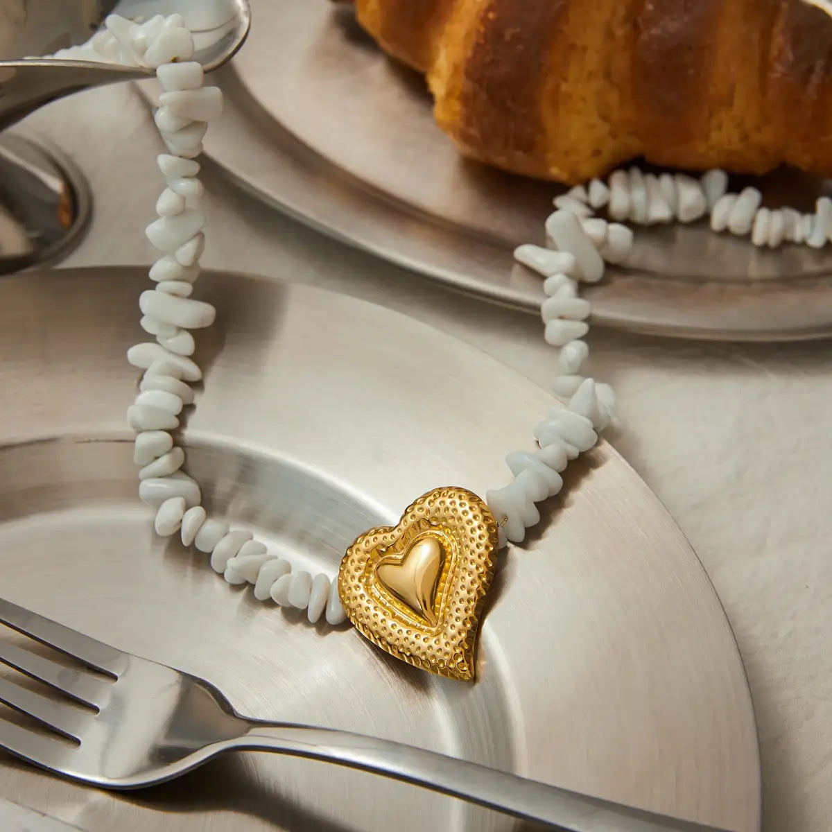 White Crushed Stone Hammer Pattern Heart Shaped Pendant Necklace Stainless Steel