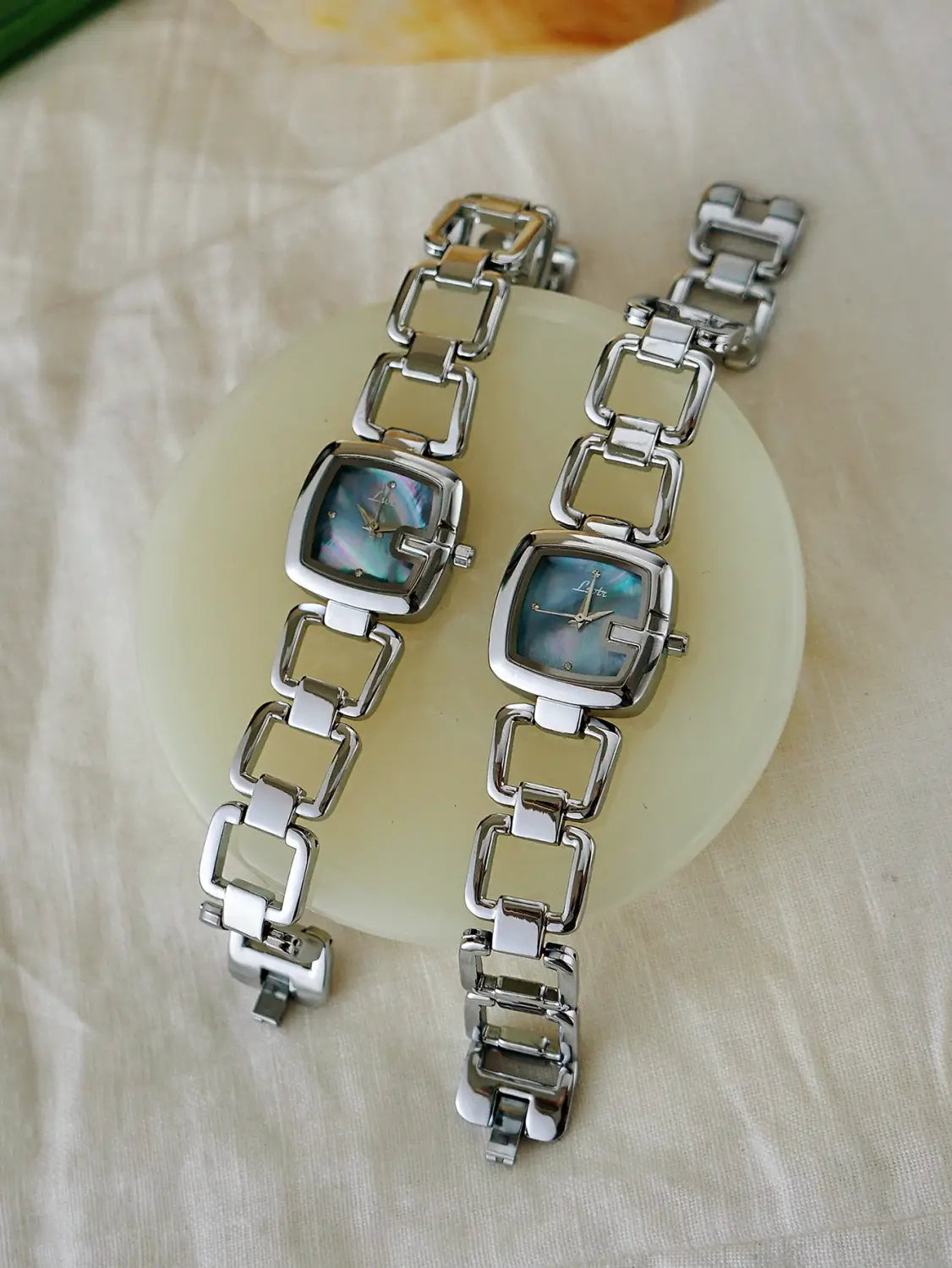 Women’s Elegant High-End Luxury Quartz Watch Stainless Steel Band Rhinestone & Mother Of Pearl Dial