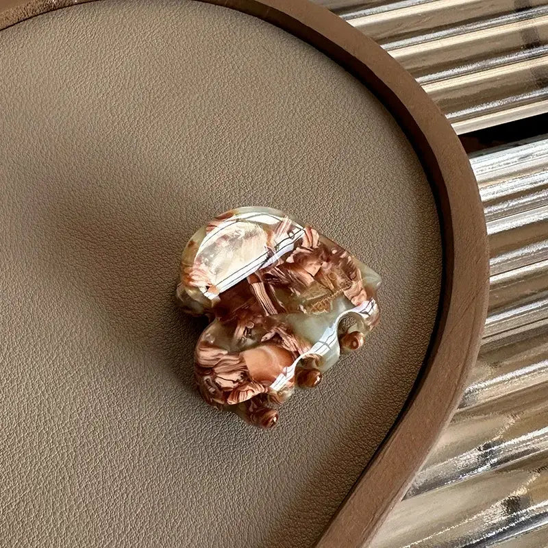 Women’s Wavy High Glossy Amber Brown Plastic Hair Clip