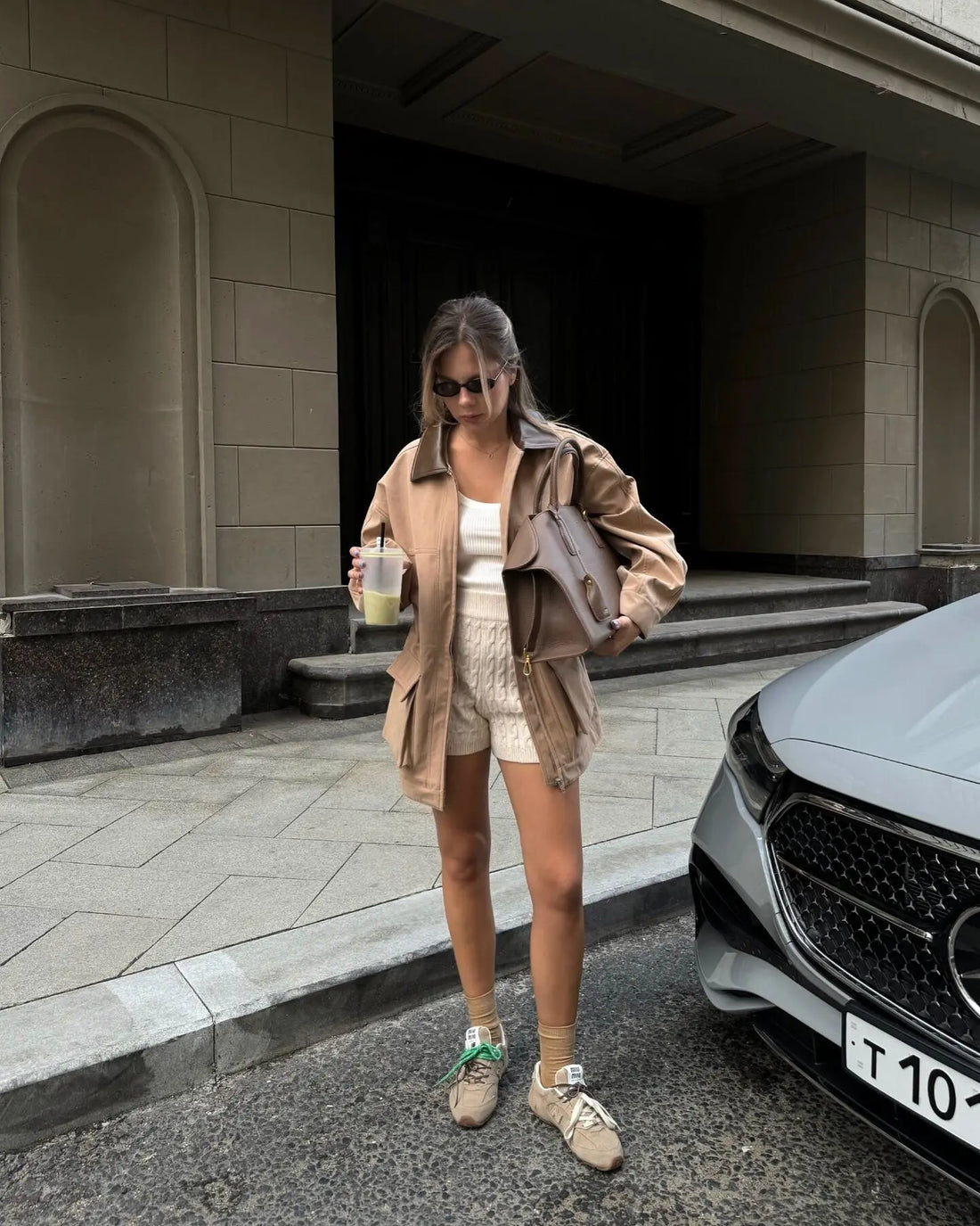Mittellange Jacke mit Revers und Kontrastfarbe und großen Taschen 