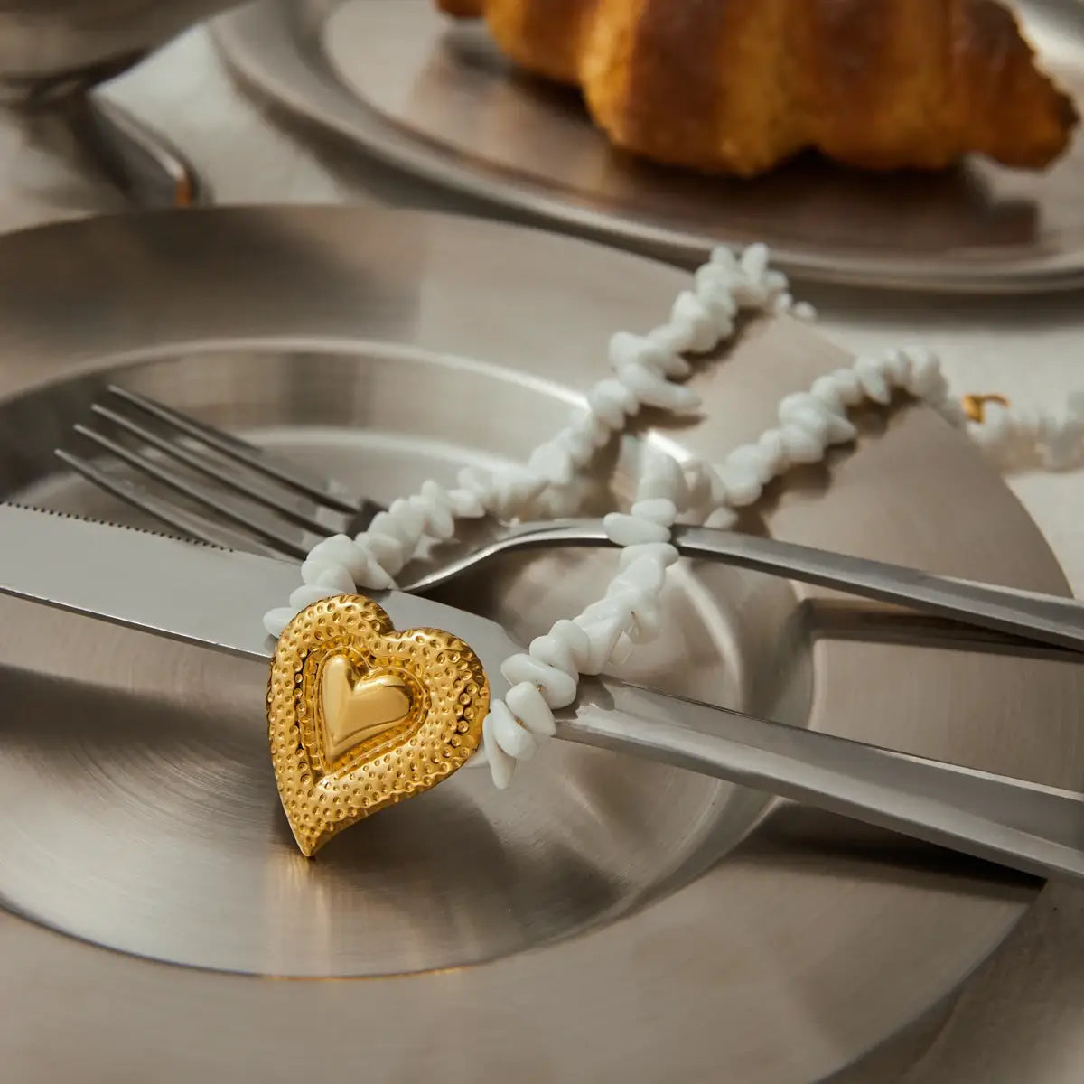 White Crushed Stone Hammer Pattern Heart Shaped Pendant Necklace Stainless Steel