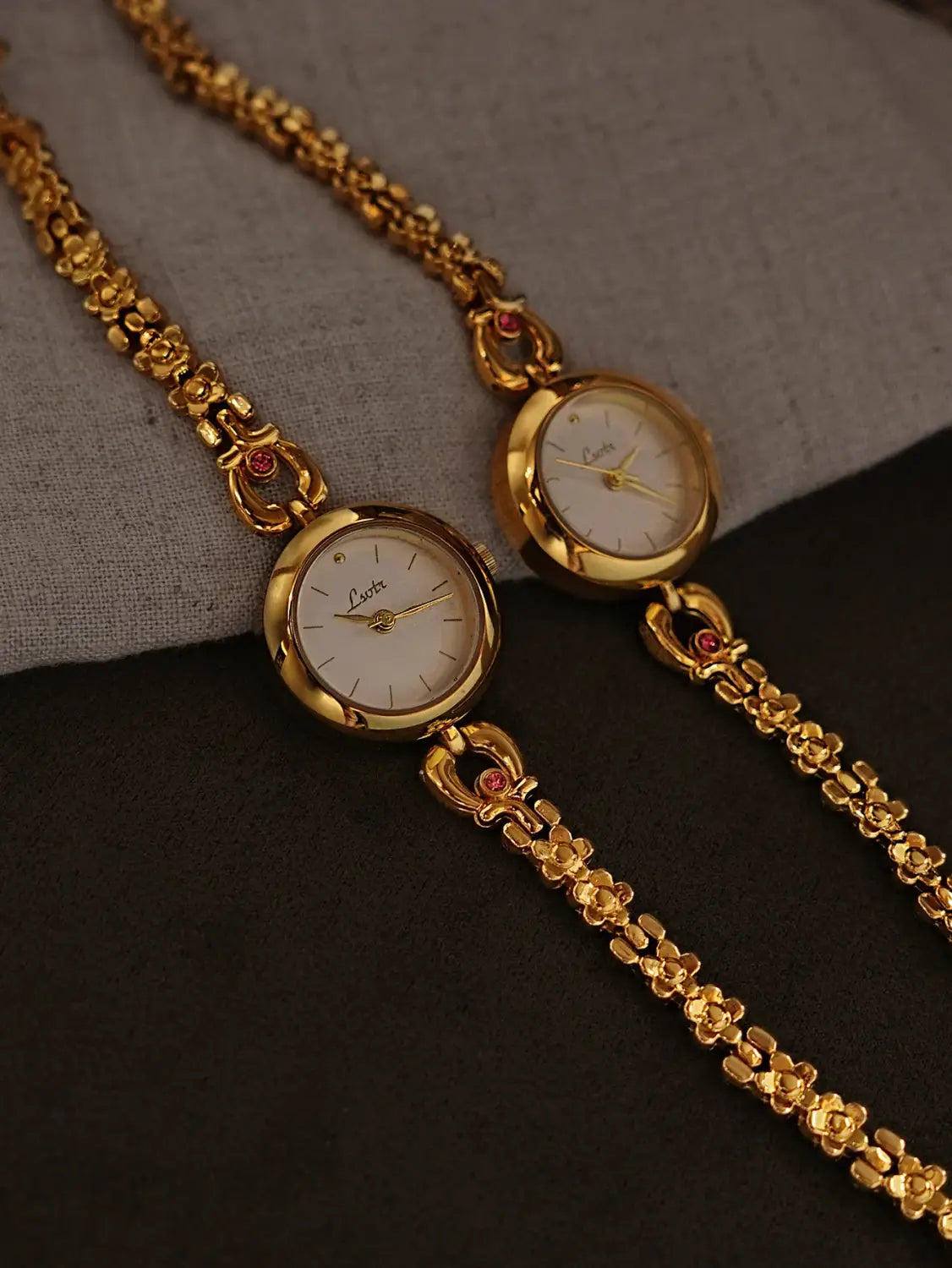 French Retro Gold Small Dial Flower-Shaped Bracelet Women’s Watch