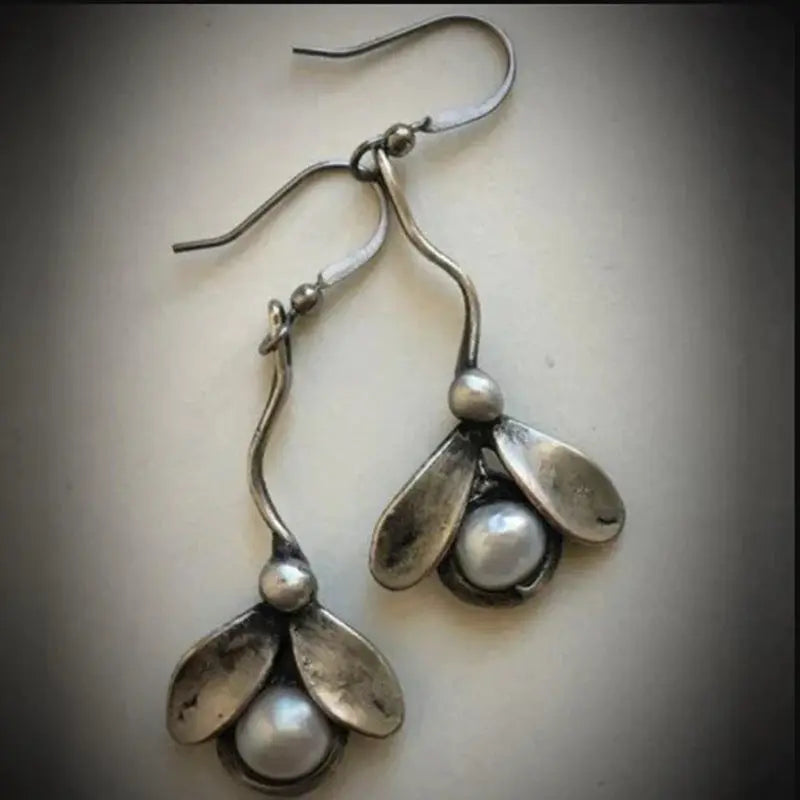 Cross-border Retro Petals Pearl-studded Earrings - Norellé