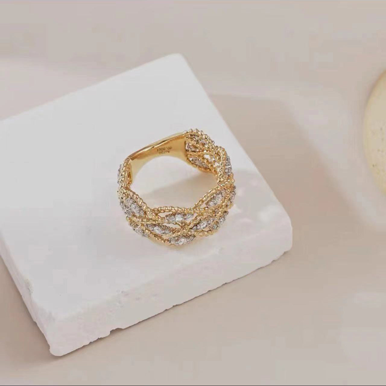 Carved Gold Vintage Court Style Hollow Pattern Ring - Norellé