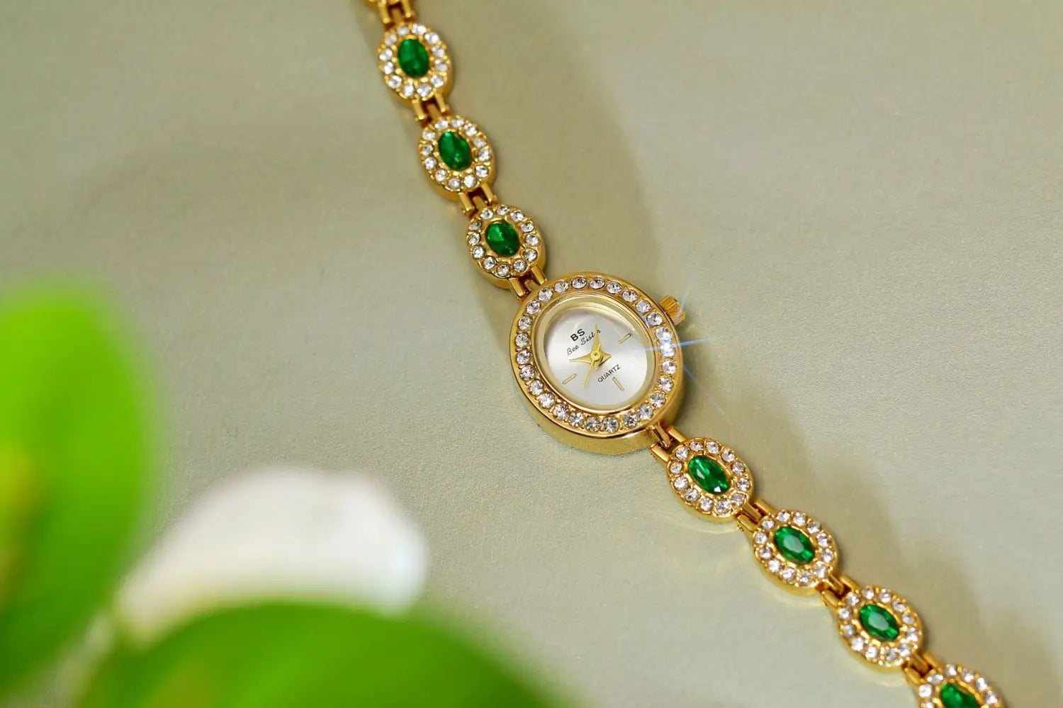 Mid-ancient Fashion Oval Colored Gems Rainbow Watch