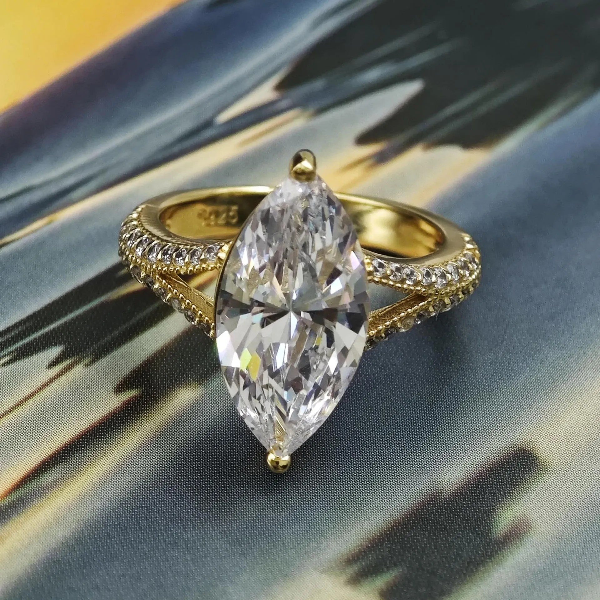 Diamond-studded Ring Women's Design Water Drop Pear Shape - Norellé