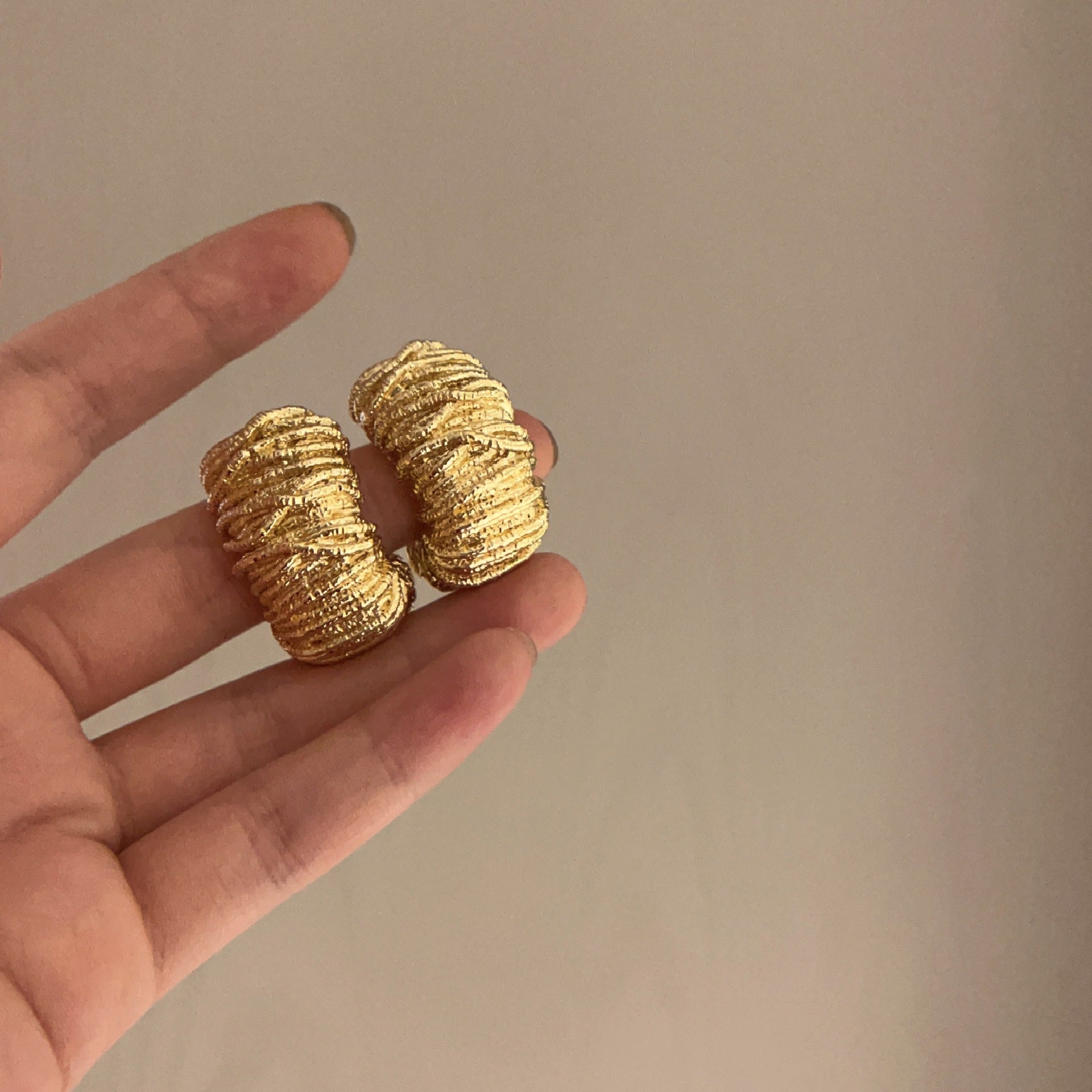 Cold Texture Line C- Shaped Earrings - Gold Large 2623 - electronic accessories