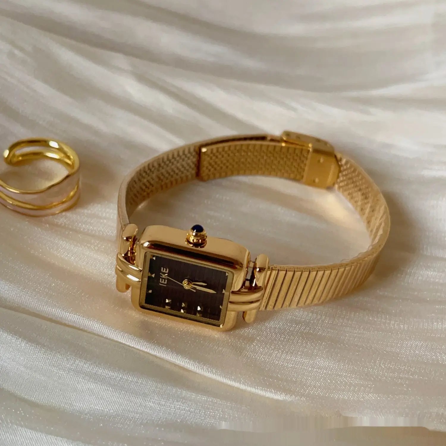 Retro Ankela Red Series Chain Watch Women