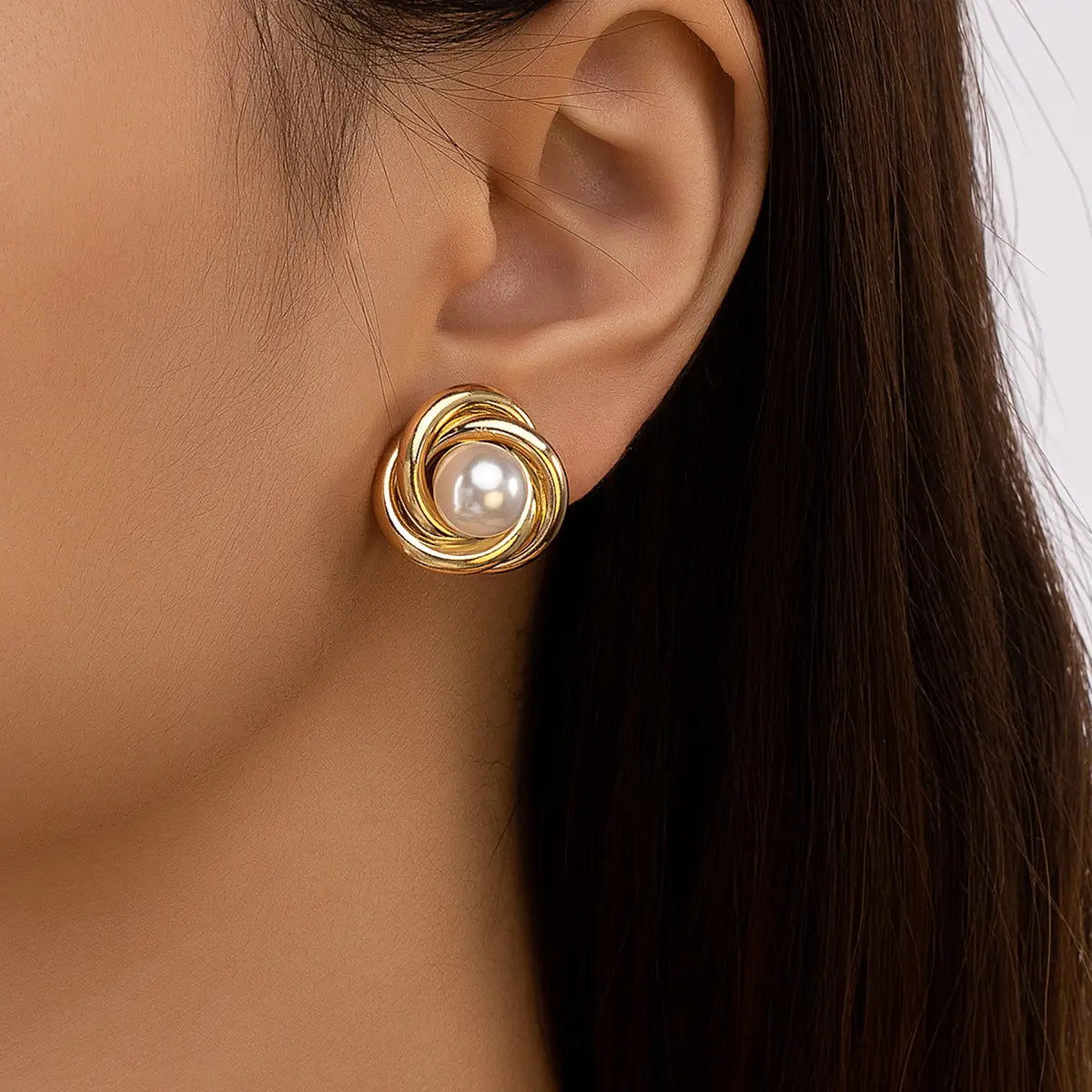 Women’s Fashion Artistic Complex Inlaid Pearl Earrings