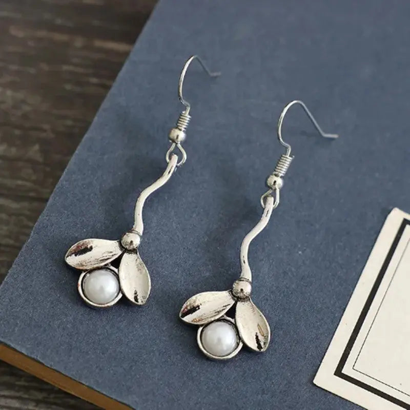Cross-border Retro Petals Pearl-studded Earrings - Norellé